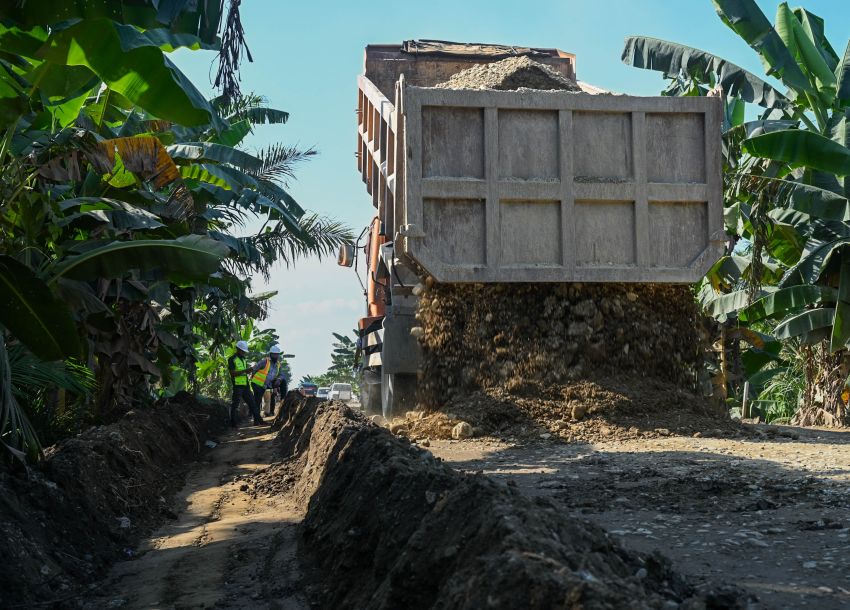 Puluhan Tahun Rusak, Jalan Strategis di Labuhanbatu Akhirnya Diperbaiki dan Diperlebar Bobby Nasution