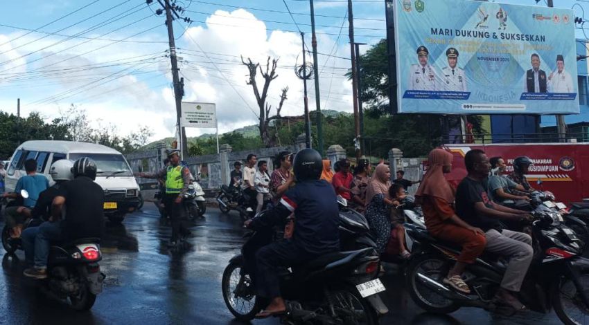 Satlantas Polres Padangsidimpuan Gerak Cepat Atasi Jalan Licin Akibat Tumpahan Solar di Simpang Silandit