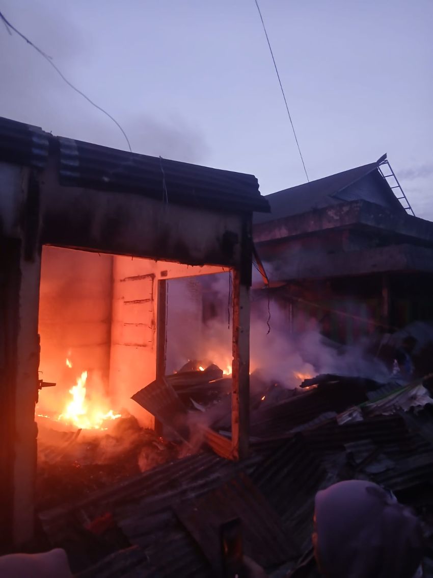 Pasar Dwikora Parluasan Terbakar diperkirakan 300 kios hangus