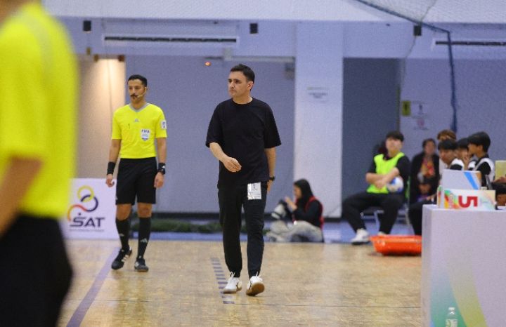 Sederhana, Nyaman, Selalu Cocok: Mengapa T-Shirt Tak Pernah Tergantikan dalam Keseharian Pria Sebuah cerita dari Hector Souto, pelatih Tim Nasional Fu