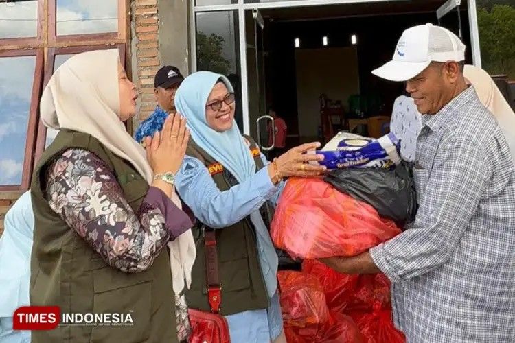 Ketua TP-PKK Kabupaten Solok Tunjukkan Kepedulian terhadap Korban Bencana Sepanjang 2025