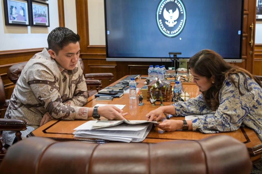 Seskab Teddy Terima Menkomdigi, Bahas Implementasi PP TUNAS Jelang Berlaku