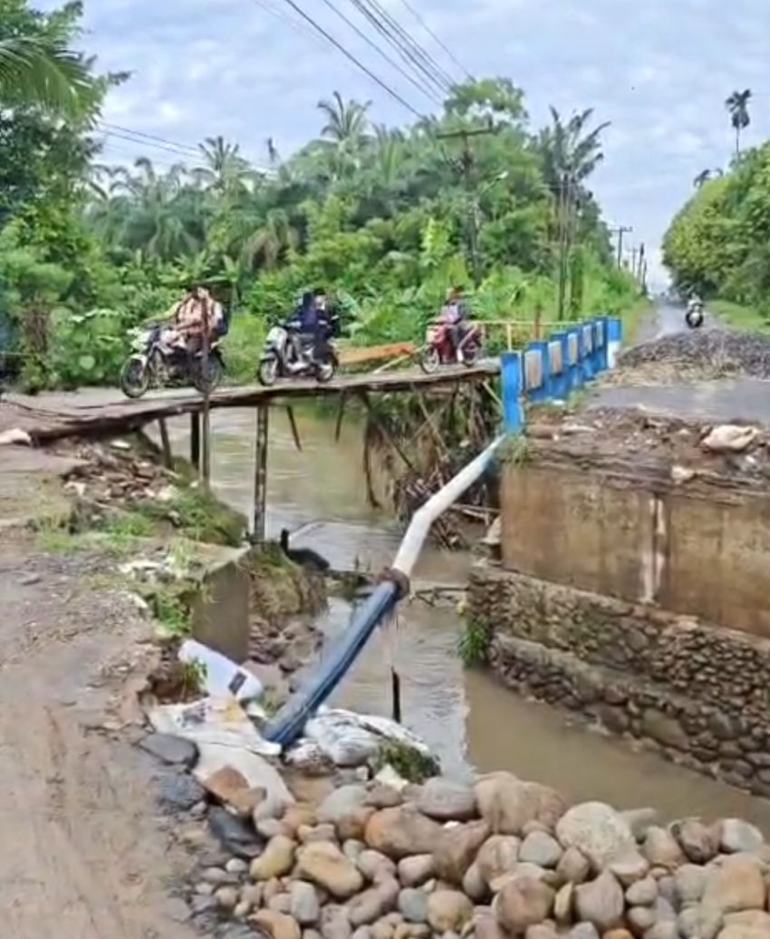 Delapan Bulan Terputus, Warga Medan Krio Desak Perbaikan Jembatan Penghubung