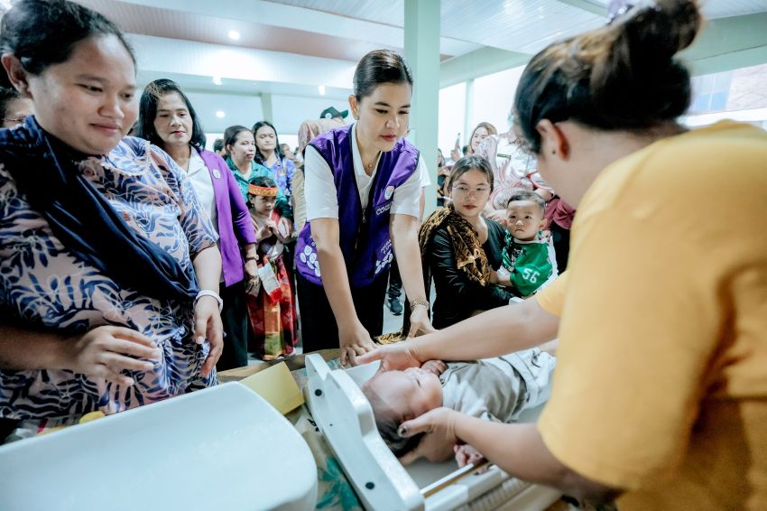 Kahiyang Ayu Pastikan Warga Tuk-Tuk Siadong Dapat Layanan Kesehatan Optimal