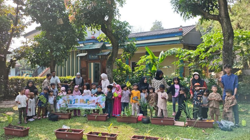 Nyata Bekerja untuk Iklim, TK Siti Maryam Ajak Siswa Menanam Pohon hingga Mandikan Kambing