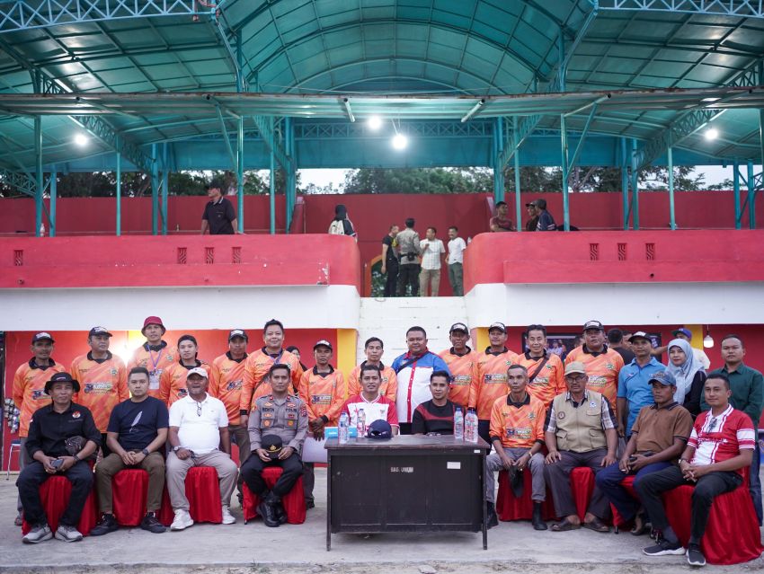 Pembukaan Turnamen Sepak Bola Supayang Legend Cup U-40di di Hadiri &lrm;Bupati Solok