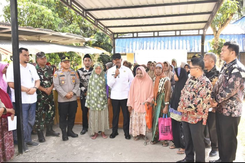 Tekan Harga dan Bantu Ekonomi Warga, Bupati Madina Saipullah Nasution Salurkan 62 Ribu Paket Beras dan Minyak Goreng