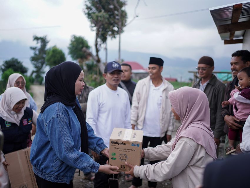 Bupati Solok Meninjau Sekaligus Menyerahkan Bantuan Kepada Keluarga Korban Kebakaran