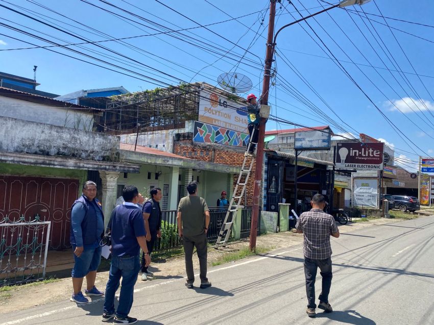 Tak Berizin dan Menumpang di Tiang PLN, Polres Padang Lawas Sikat Kabel WiFi Ilegal, Tiga Titik di Sibuhuan Langsung Diperingatkan