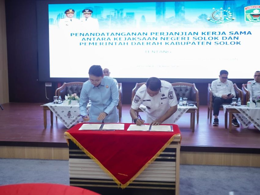 Untuk Tingkatkan Pelayanan dan Penyuluhan Kesehatan Bupati Solok Teken Perjanjian Kerja Sama dengan Kejaksaan Negeri Solok