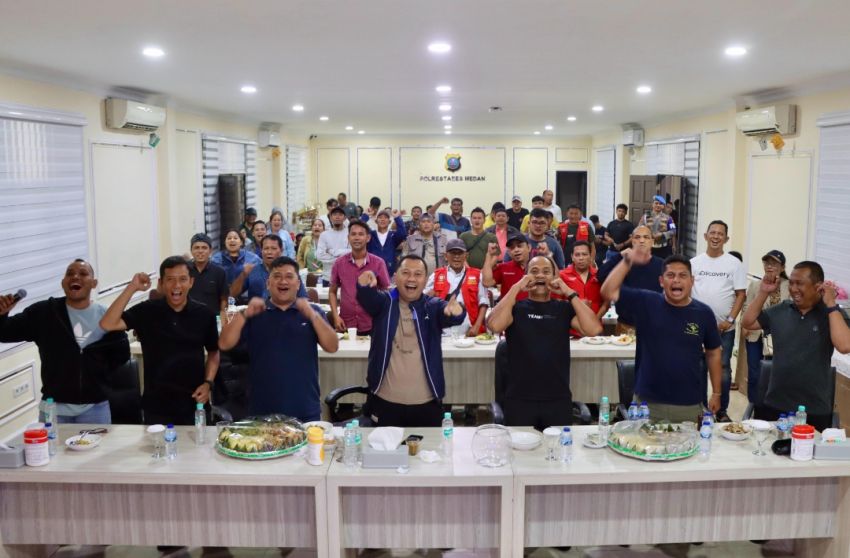 Kapolrestabes Medan Nobar Kick Off Piala Dunia 2026 Bersama Personel dan Masyarakat