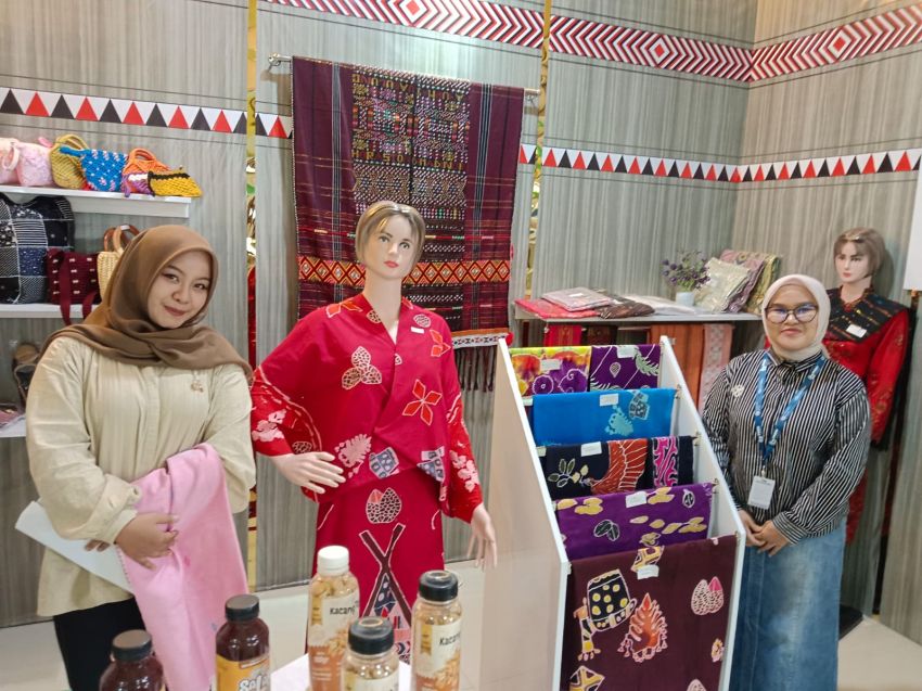 Paviliun Tapsel Tampilkan 15 Jenis Kain Tenunan Sipirok
