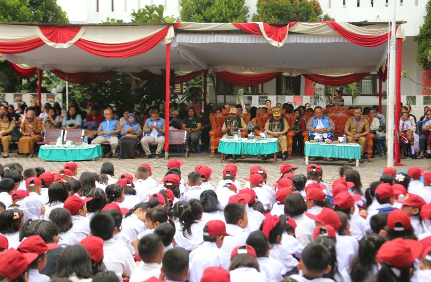 Wali Kota membuka Masa Pengenalan Lingkungan Sekolah di UPTD SD Negeri 122332