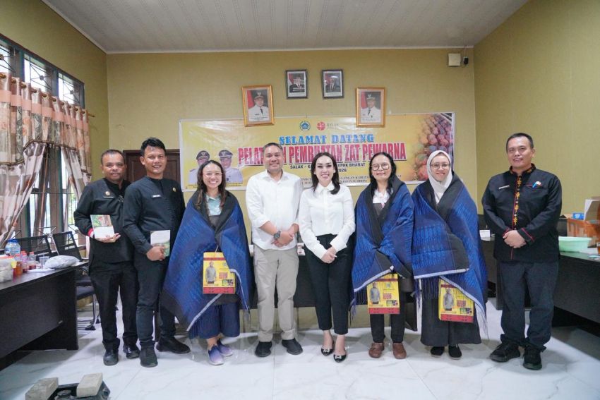 Bupati Pakpak Bharat Menbuka Pelatihan Pembuatan Zat Pewarna