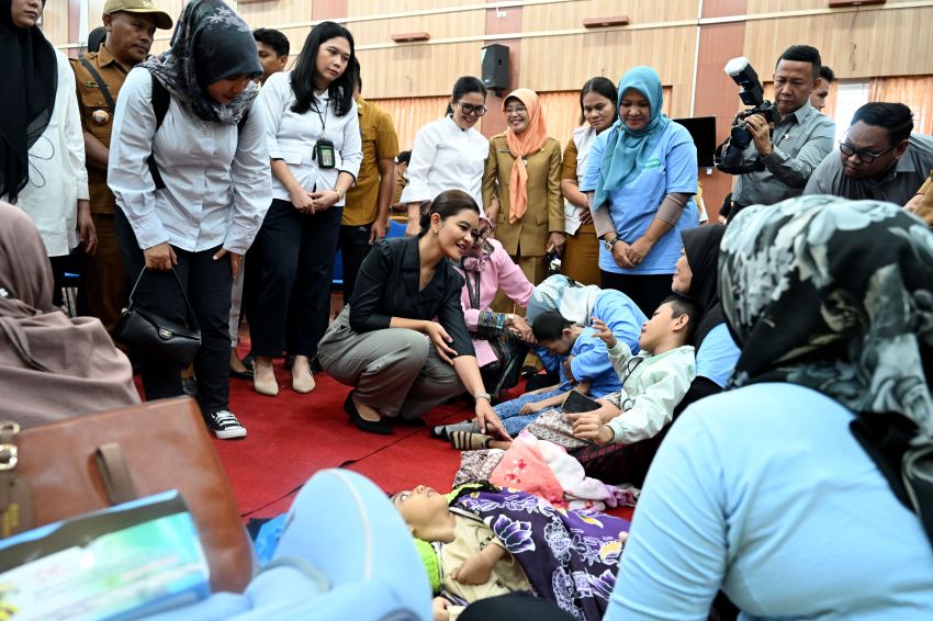 Kahiyang Ayu Serahkan Kursi Roda Adaptif di Simalungun, Pastikan Anak Berkebutuhan Khusus dapat Kehidupan yang Layak