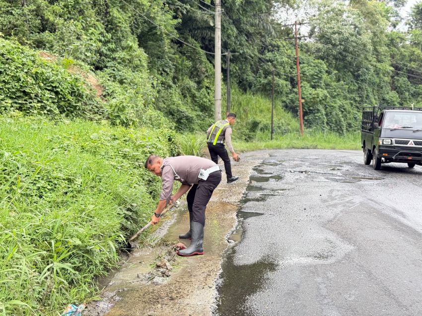 Drainase Jalinsum Tersumbat, Satlantas Polres Padangsidimpuan Bergerak Cepat Selamatkan Pengguna Jalan