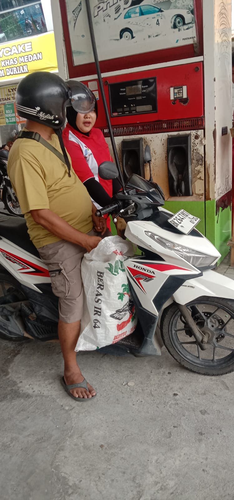 SPBU di Depan Lapangan Segitiga Diduga Jual BBM Subsidi Menggunakan Jerigen Dalam Karung Beras