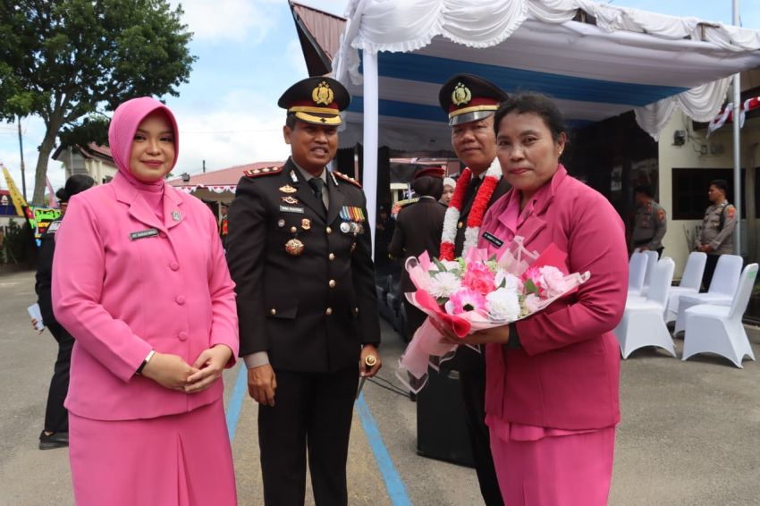 Kapolres Padangsidimpuan AKBP Dr. Wira Prayatna Lepas Purna Tugas AKP Kenborn Sinaga, Pengabdian Puluhan Tahun Diapresiasi Lewat Tradisi Pedang Pora