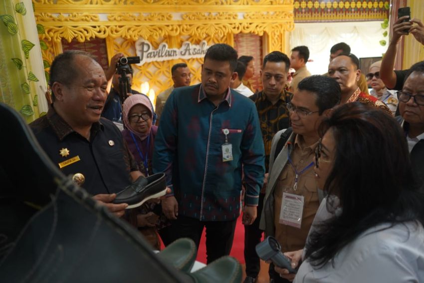 Ketua Tim Komisi VII DPR RI dan Gubernur Sumut Kunjungi Paviliun Asahan di PRSU 2026, Sepatu Bunut Raih Apresiasi Luar Biasa