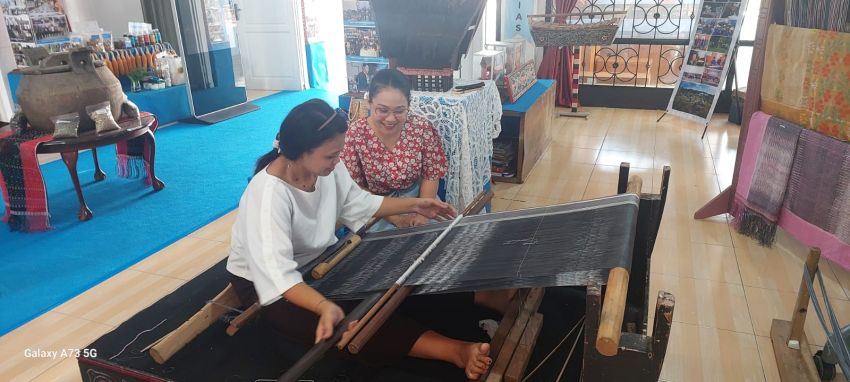 Dekranasda Taput Antar Tenun Songket Lokal Menembus Pasar Global