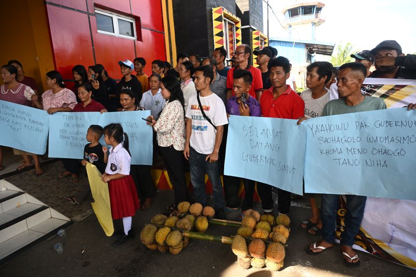 Disambut Hangat Warga di Bandara Binaka, Bobby Nasution Awali Agenda Berkantor di Kepulauan Nias