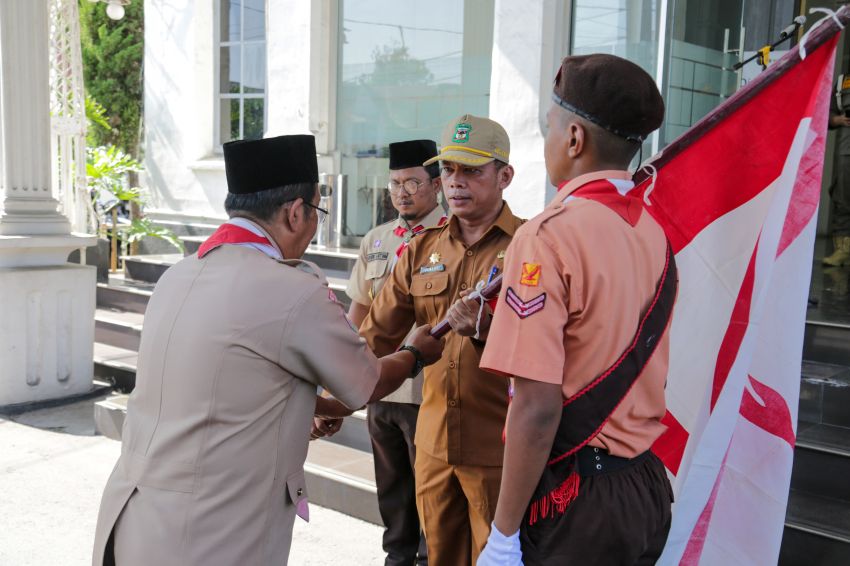 Sekda melepas Kwarcab Gerakan Pramuka Kota Pematangsiantar mengikuti Jambore Daerah Sumut XI Tahun 2026