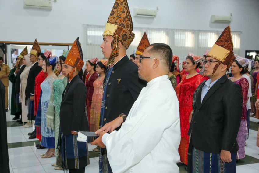 Sekda melantik Kadisdukcapil dan juga pejabat fungsional pengambilan sumpah janji pegawai negeri sipil lingkungan Pemerintah Kota Pematangsiantar