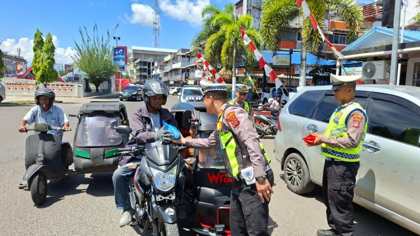 Polantas Padangsidimpuan Bagikan Makan Siang Gratis Sambil Edukasi Tertib Berlalu Lintas, Warga Diajak Jadi Pelopor Keselamatan