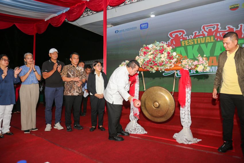 Wali Kota didampingi Ketua TP PKK menghadiri Festival Rakyat dan Nobar Bola Gembira Piala Dunia 2026