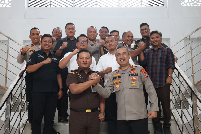 Di Hari Bhakti Adhyaksa 2026, Kapolres Tapsel AKBP Anton Santoso Sambangi Kejari Tapsel, Tegaskan Komitmen Berantas Korupsi dan Narkoba