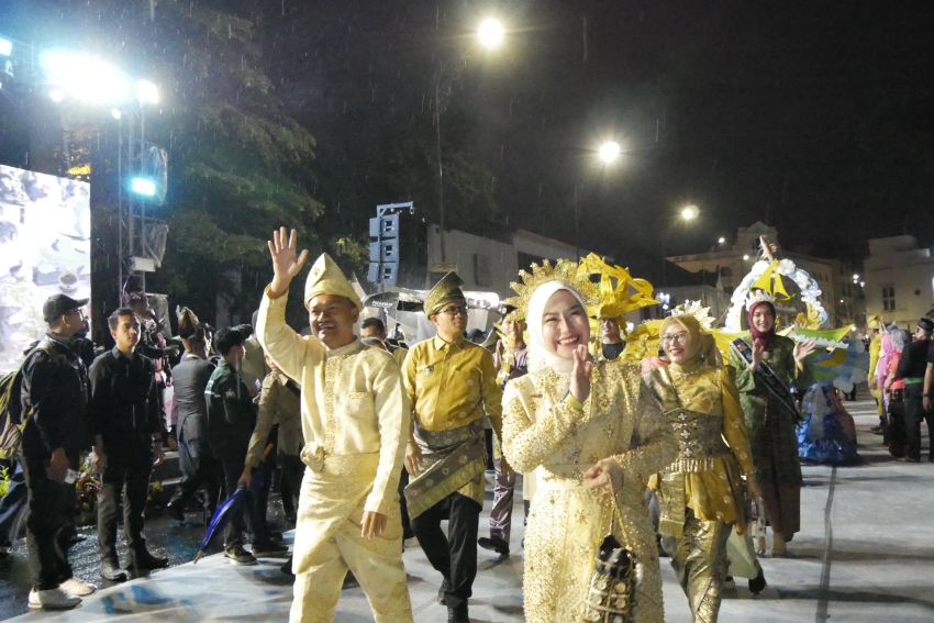 Kenakan Busana Adat Melayu, Wali Kota Tanjungbalai Semarakkan Karnaval Budaya Nusantara APEKSI XVIII