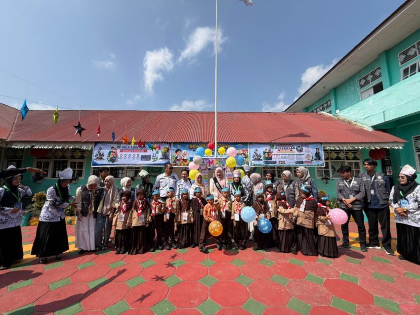 Ny Nia Jon Firman Pandu Hadiri Kegiatan MPLS Ramah di SDN 10 Koto Baru