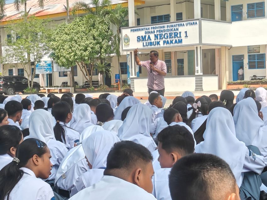 Ketua Lembaga Perlindungan Anak Bekali Ratusan Siswa SMA Negeri 1 Lubuk Pakam Menjadi "Pahlawan Digital" dalam MPLS
