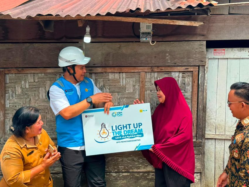 Donasi Insan PLN Hadirkan Listrik Gratis Bagi 13 Keluarga di Simalungun