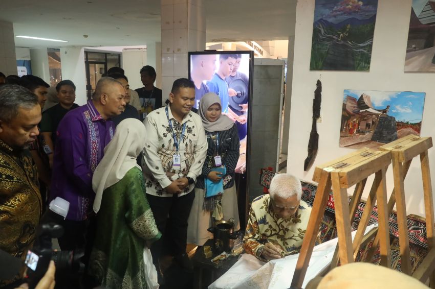 Wagub Sumut Surya Jajal Membatik di Stan Taman Budaya, Tegaskan Komitmen Lestarikan Warisan Budaya