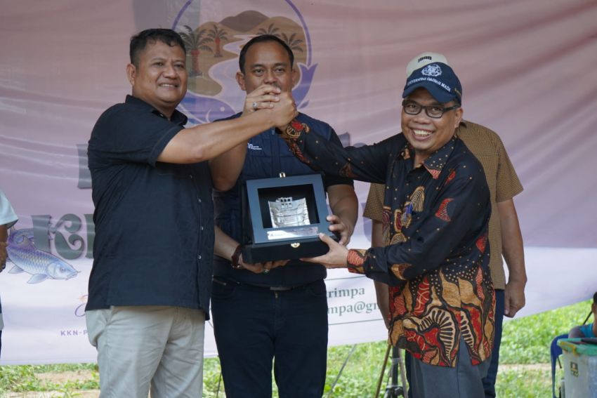 Sisa Makanan Berubah Jadi Pakan Ternak, Inovasi KKN UGM di Asahan Raih Apresiasi Wakil Bupati