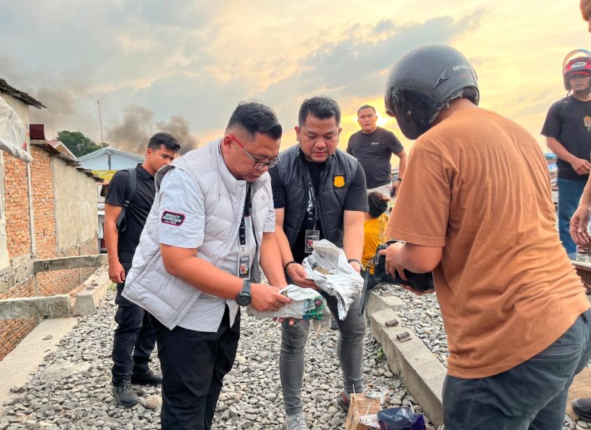 Polrestabes Medan Ratakan Bantaran Rel KA Medan - Kualanamu yang Jadi Sarang Narkoba 3 Kg Ganja, Sejumlah Paket Sabu, Hingga Beragam Senjata Disita