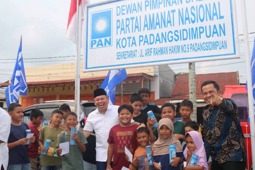 Peringati HUT ke-28, Borkat dan Pengurus DPD PAN Padang Sidimpuan Santuni dan Bantu Rakyat