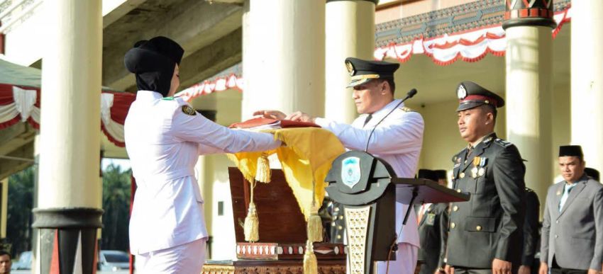 Khidmat! Wakil Bupati Palas Achmad Fauzan Pimpin Penurunan Sang Merah Putih di HUT ke-81 RI