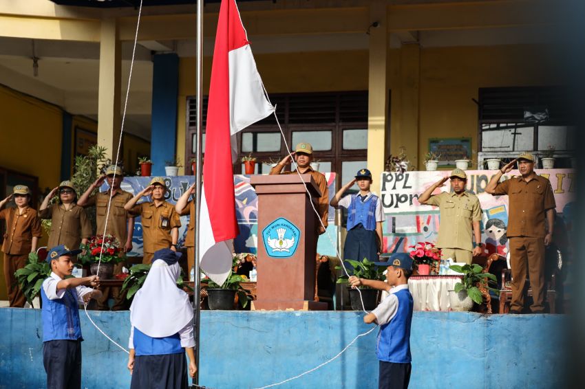 Sekda menjadi Pembina Upacara Bendera di UPTD SMP Negeri 12