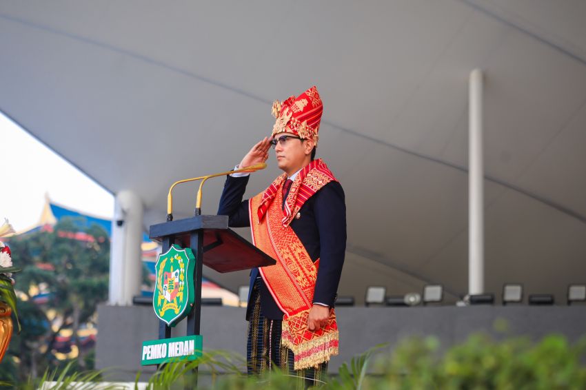 Upacara Penurunan Bendera HUT Ke- 81 RI Berlangsung Khidmat, Rico Waas Serahkan Tanda Kehormatan Satyalancana Karya Satya dari Presiden