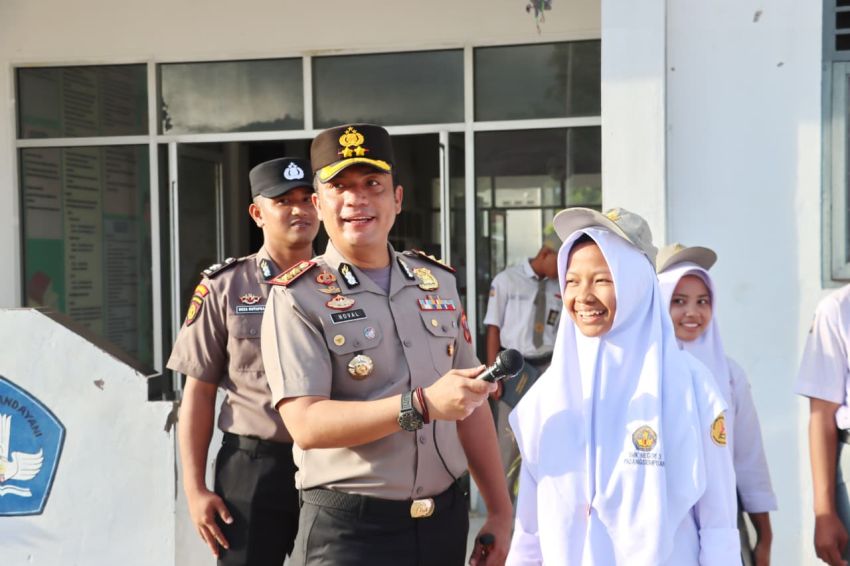 Jadi Pembina Upacara di SMKN 3 Padangsidimpuan, Kapolres AKBP Noval Ingatkan Siswa Bijak Gunakan AI