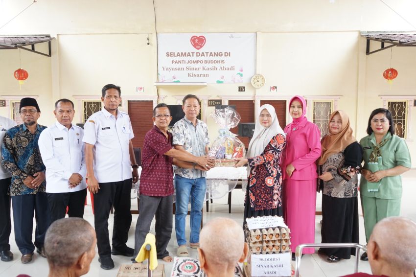Ketua TP PKK Asahan Salurkan Kepedulian Lewat Bhakti Sosial Keagamaan, Peluk Anak Yatim dan Lansia