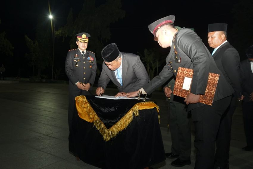 Bupati Asahan Pimpin Upacara Malam Renungan Suci di Makam Pahlawan Kisaran, Lanjutkan Semangat Juang Para Pendahulu