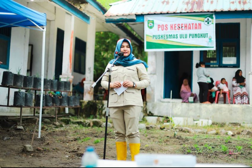 Dukung Program Prabowo, Wabup Atika Tanam Bawang Putih di Ulupungkut Madina