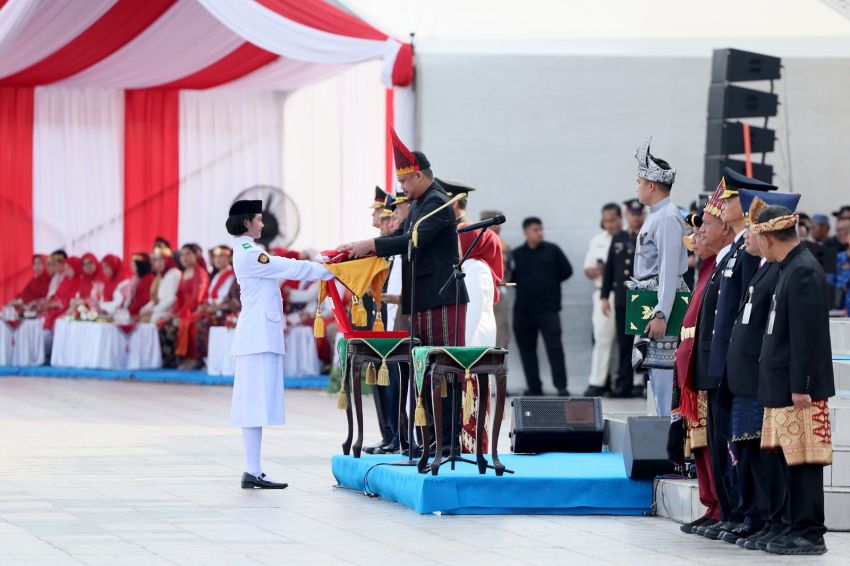Gubernur Bobby Nasution Pimpin Upacara Pengibaran Bendera Merah Putih di Deliserdang