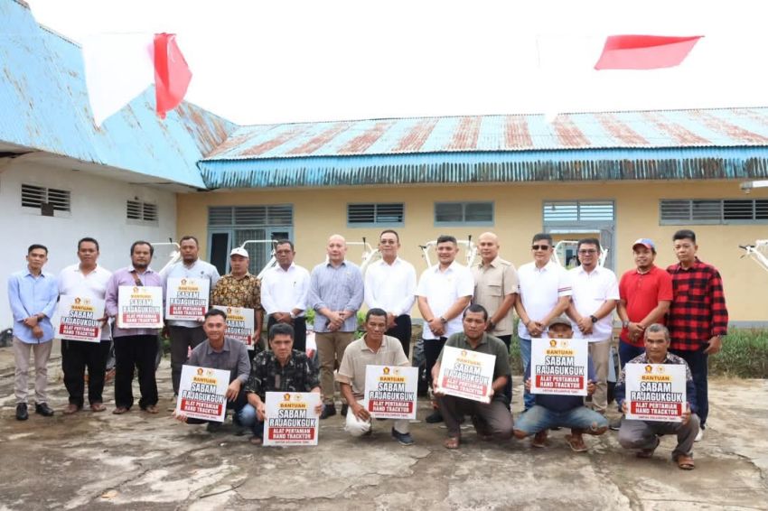 Hemat Biaya Tanam dan Panen, Petani Tapsel Terima Bantuan Traktor dan Mesin Perontok Padi