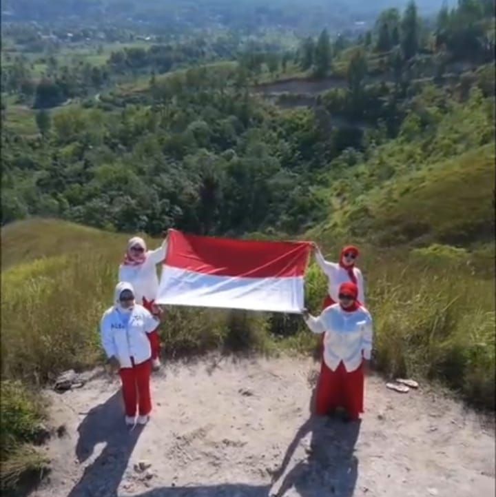 Emak-Emak Gaul Kibarkan Merah Putih di Puncak Gunung Teletabis, Serukan Indonesia Berdaulat dan Makmur