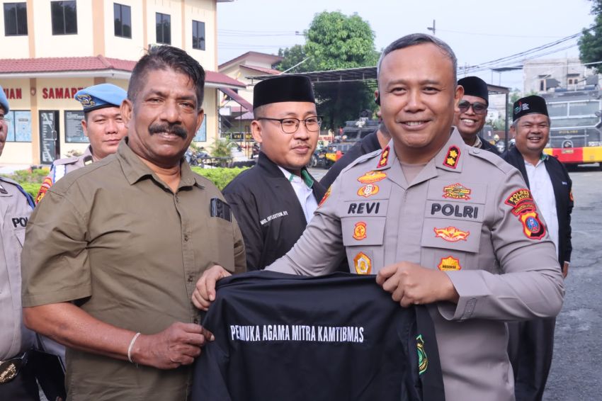Pererat Ikatan, Polres Asahan Bagikan 100 Jaket untuk Da&rsquo;i, Tokoh Agama dan Pelatih Polisi Siswa