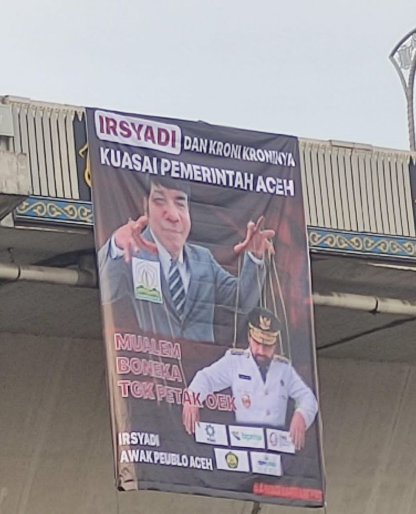 Spanduk &ldquo;Irsyadi dan Kroni-Kroninya Kuasai Pemerintah Aceh&rdquo; Muncul di Simpang Surabaya